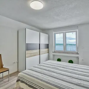 Appartamento Marina With Sea View, Pola