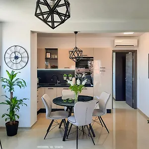 Enjoy - New With Terrace And Free Parking Garage Apartment