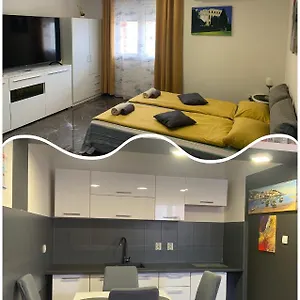 Dama Blizina Amfiteatra I Bus Kolodvora ,privatan Parking ,self-check- In Pula