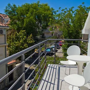 Center Apartment Split